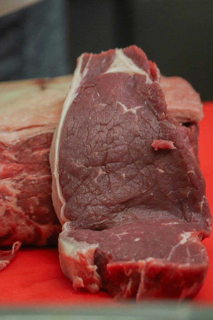 Viande en vitrine réfrigérée 