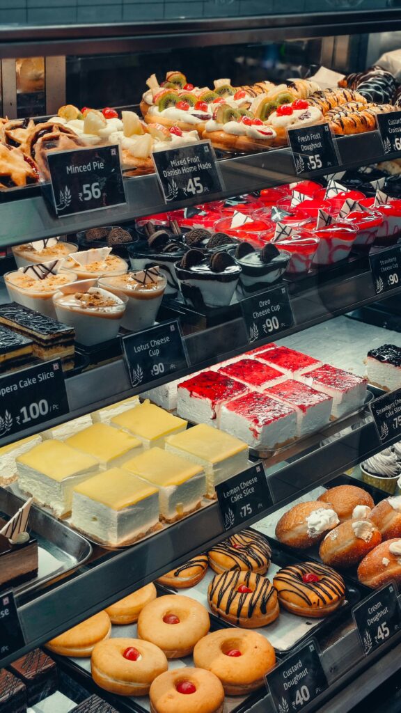 Vitrine moderne de pâtisserie
