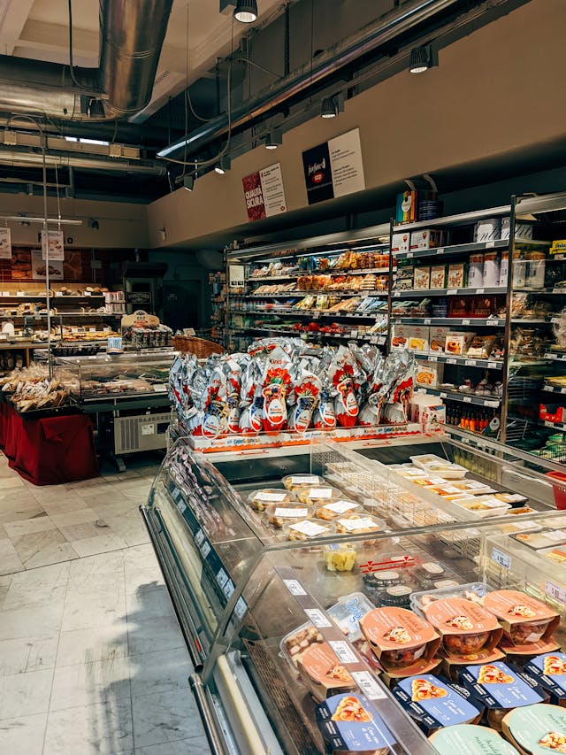 Vitrine moderne en magasin alimentaire