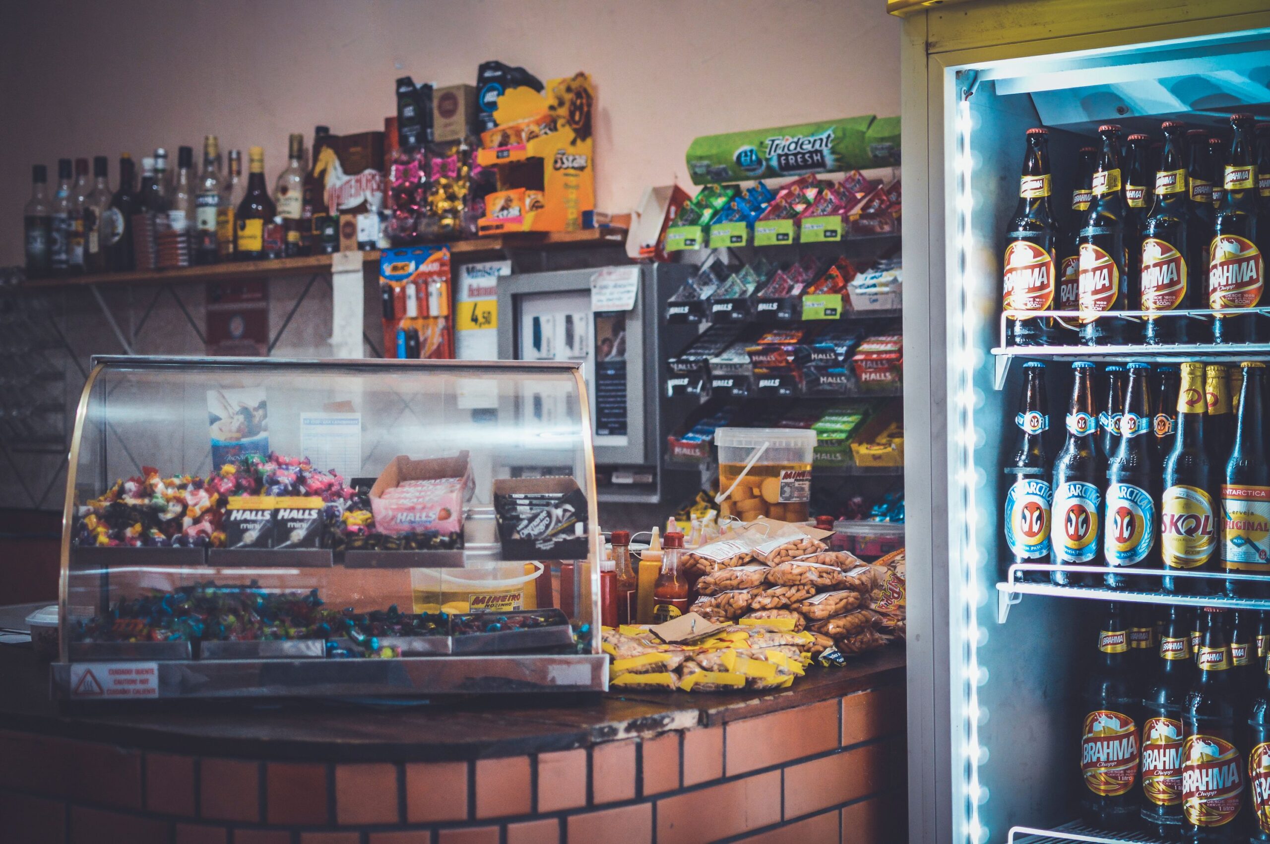 Une armoire à boissons et une vitrine à poser dans un snack fastfood