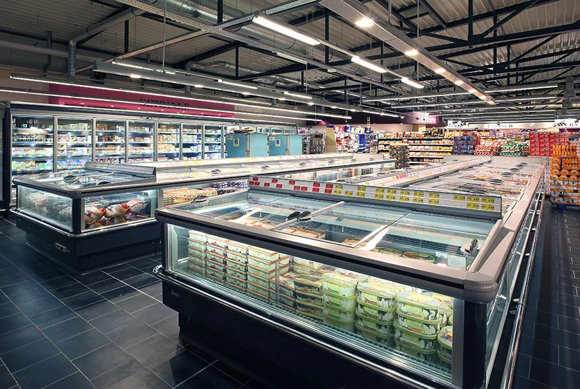 ilot central réfrigéré moderne dans un supermarché