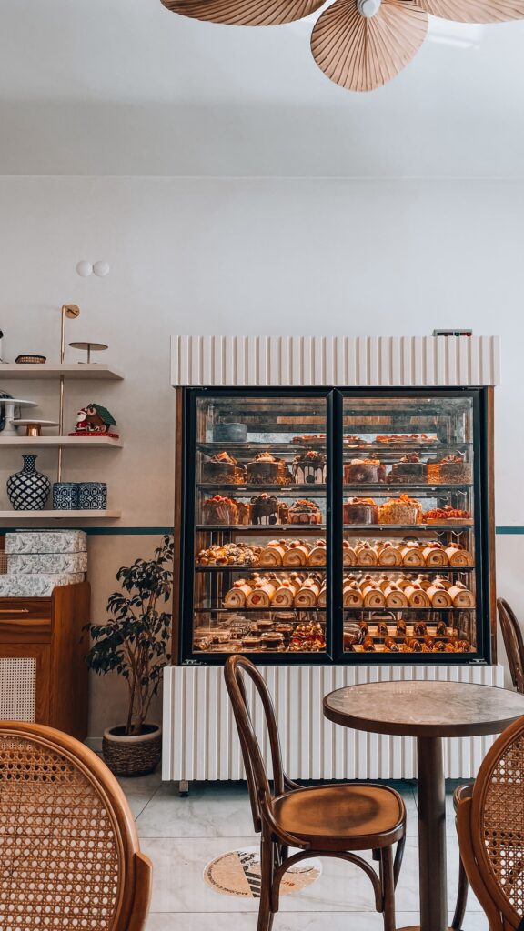 Vitrine réfrigérée murale dans une boulangerie moderne