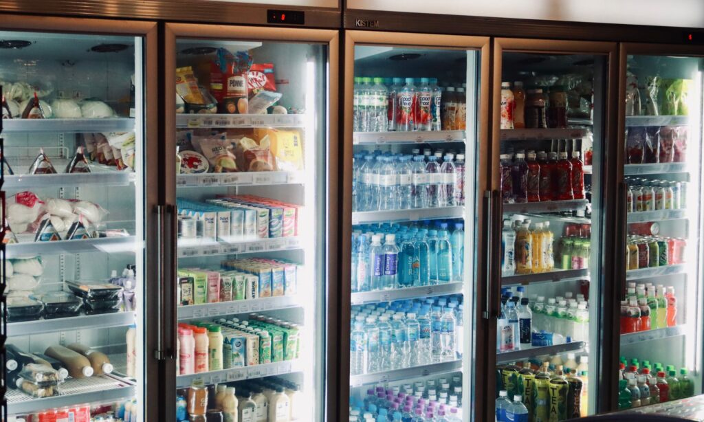 Vitrine réfrigérée professionnelle dans une superette