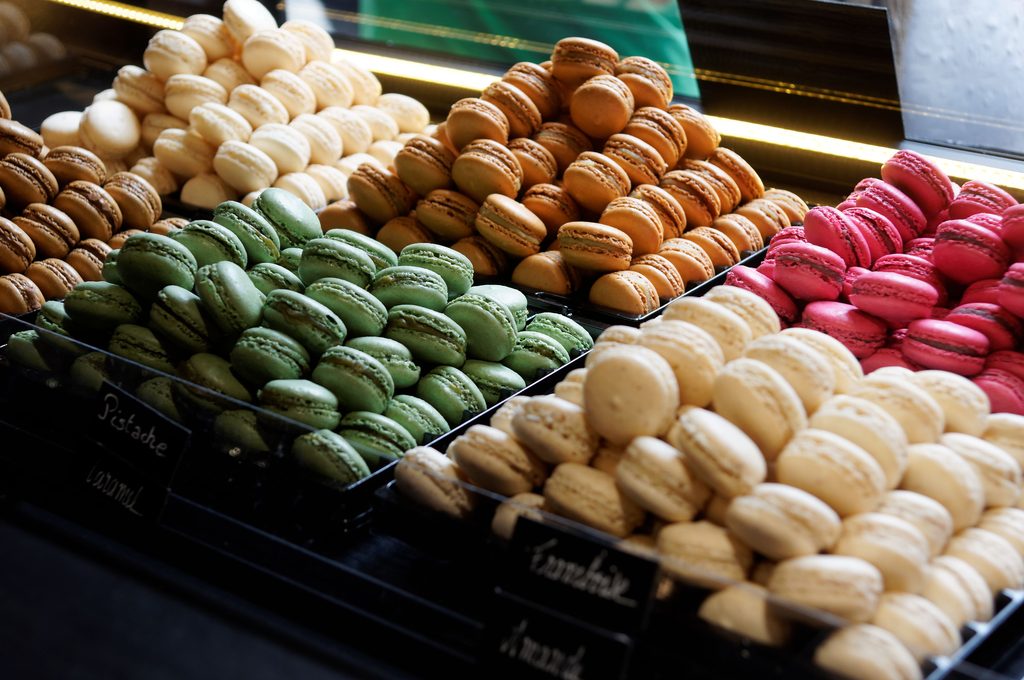 Comment conserver les macarons dans une vitrine réfrigérée https://frigovitrines.fr/product-category/comptoirs-refrigeres-vitrines-service-arriere/vitrine-patisserie-professionnelle/