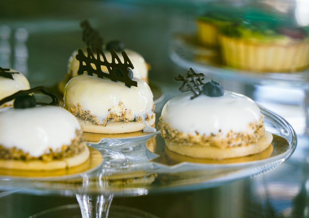 présentation et conservation entremets dans une vitrine réfrigérée professionnelle https://frigovitrines.fr/product-category/comptoirs-refrigeres-vitrines-service-arriere/vitrine-patisserie-professionnelle/