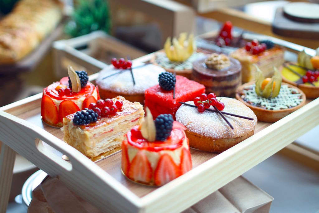 présentations des pâtisseries dans une vitrine réfrigérée professionnelle https://frigovitrines.fr/product-category/comptoirs-refrigeres-vitrines-service-arriere/vitrine-patisserie-professionnelle/