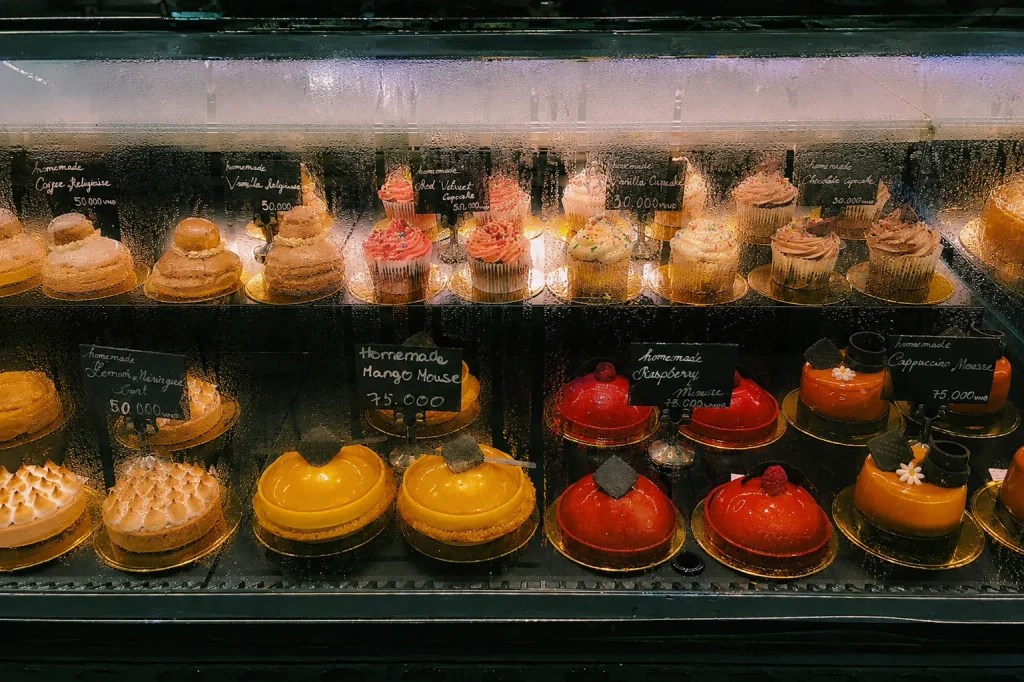 vitrine pâtisserie professionnelle couverte de buée https://frigovitrines.fr/product-category/comptoirs-refrigeres-vitrines-service-arriere/vitrine-patisserie-professionnelle/