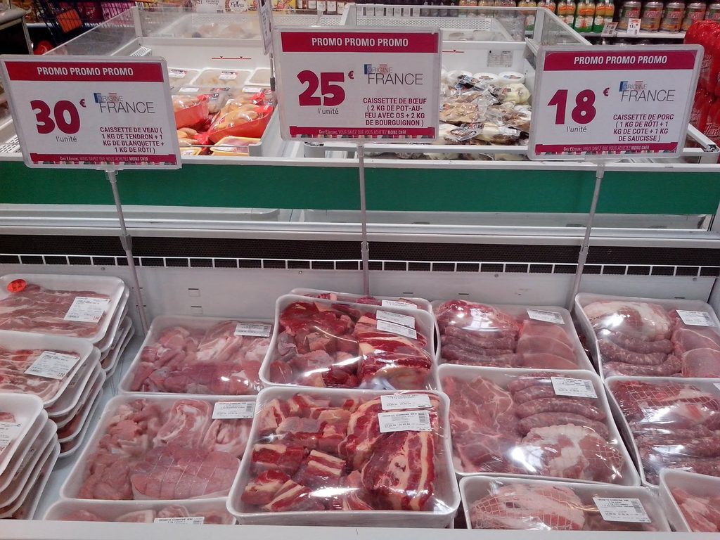barquettes de viande dans un bac réfrigéré positif en grande distribution