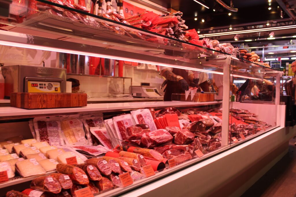 comptoir réfrigéré de présentation des viandes en boucherie